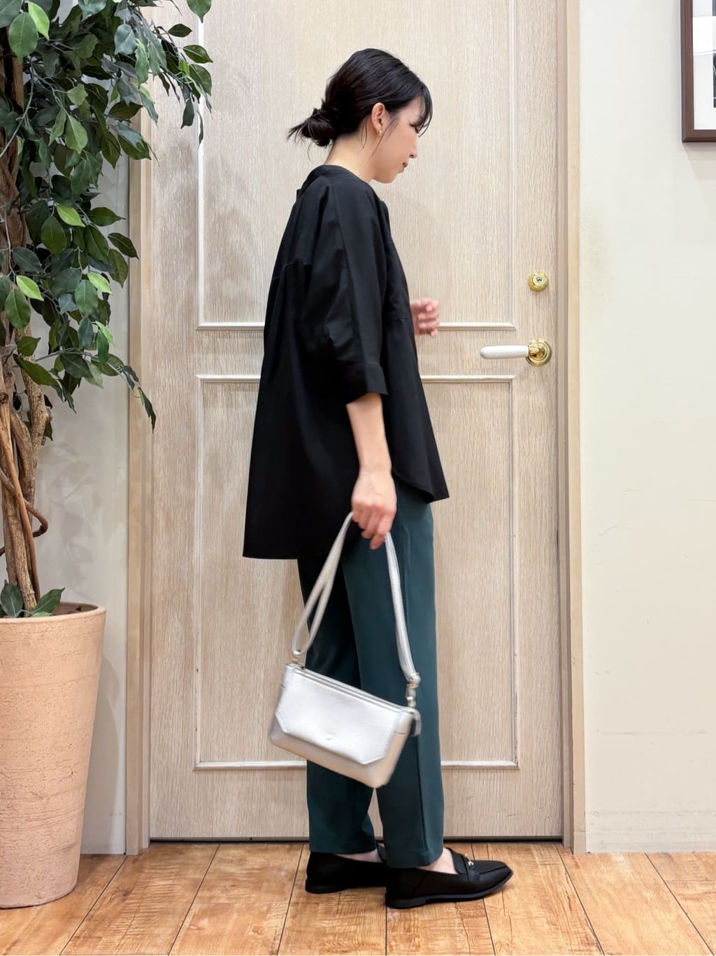 なみさんの「SHOO･LA･RUE｜【S-LL/洗濯後しわになりにくい】コットン風 前あきドルマンブラウス」を使ったコーディネート