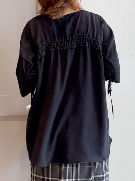 yamakoさんの「grove｜後ろ姿で魅せる　バックドロストシャーリングTシャツ」を使ったコーディネート