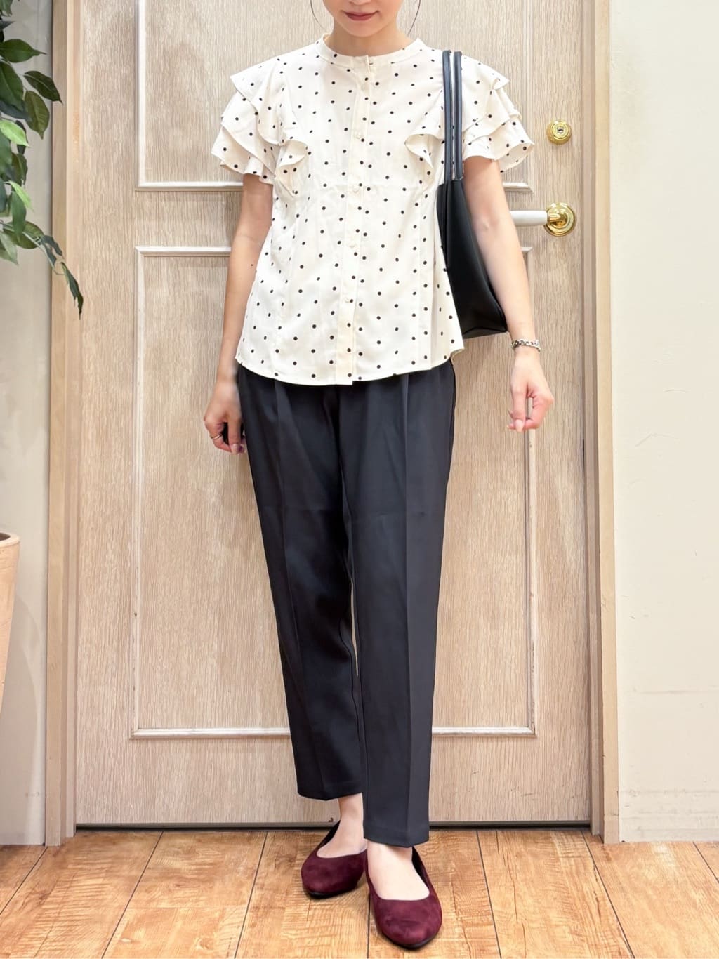 なみさんの「SHOO･LA･RUE｜【無地/ドット柄】お袖フリルが華やぐ きれいめブラウス」を使ったコーディネート