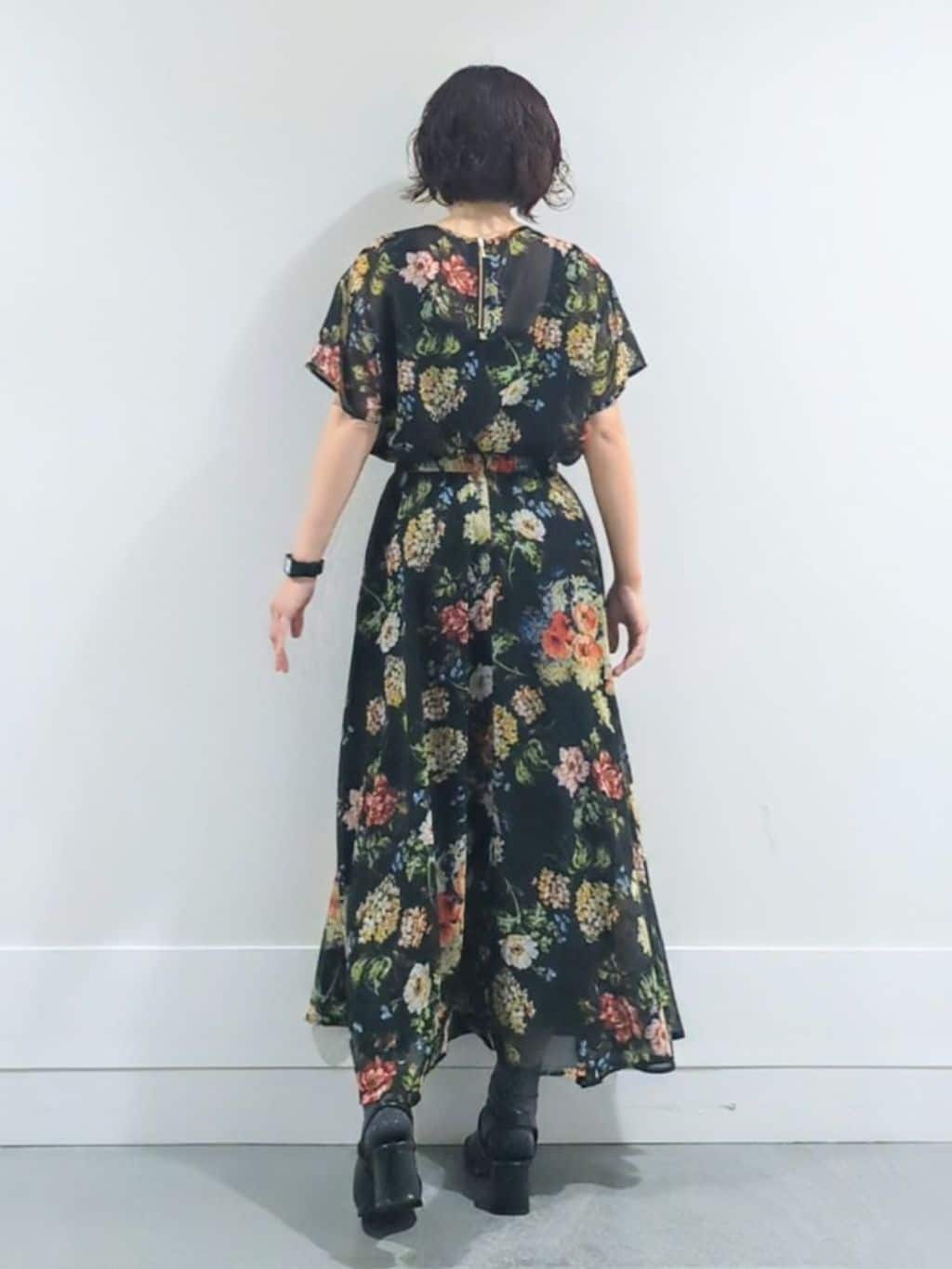 ミズタさんの「UNTITLED｜【セットアップ可/花柄エレガント】アンティークフラワー柄ブラウス」を使ったコーディネート