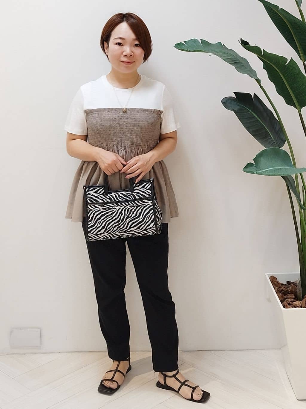 s u g iさんの「UNTITLED｜【コットン100/洗える/Tシャツ】シャーリングドッキングペプラム」を使ったコーディネート