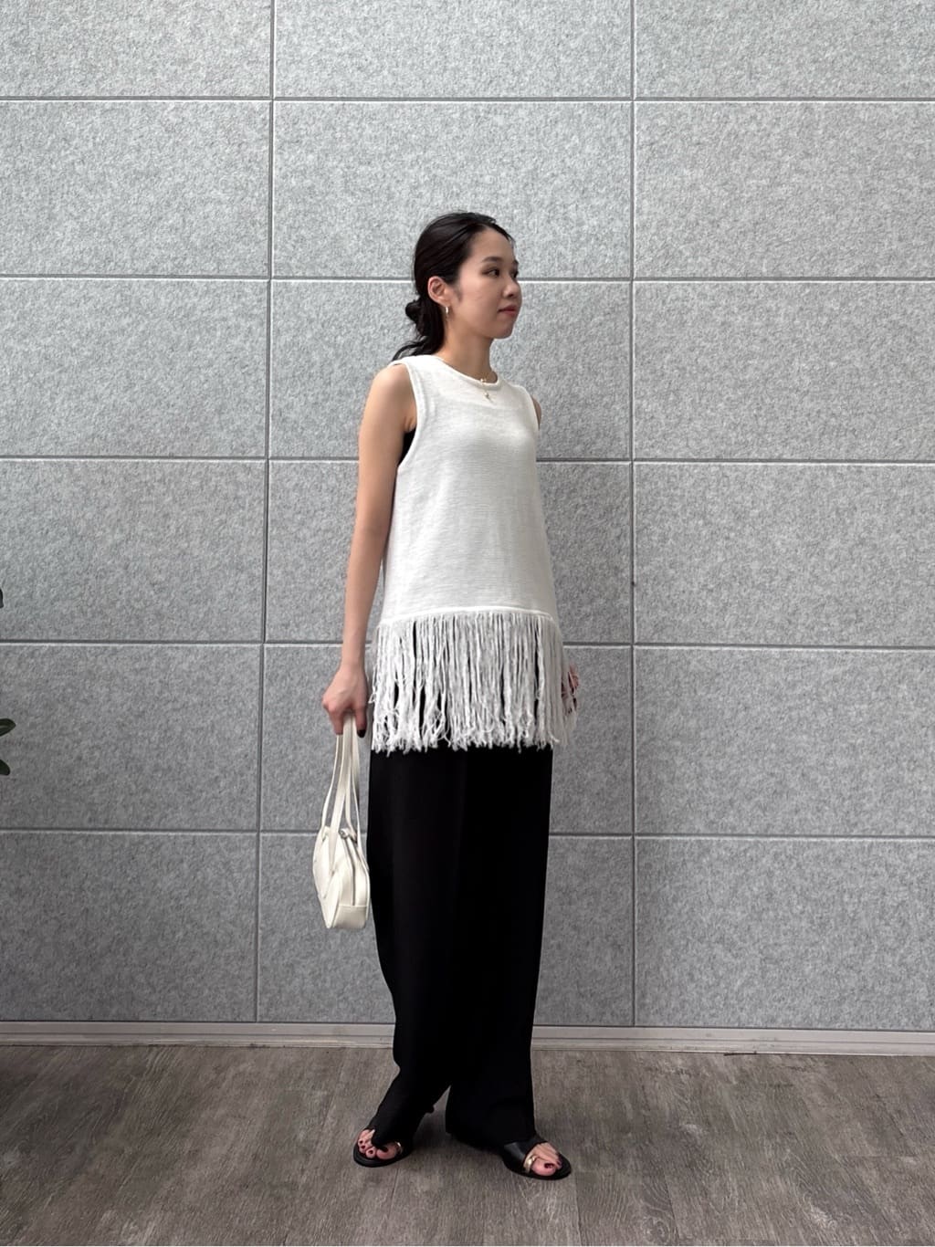 ひなさんの「INDIVI｜スリーブレスフリンジニット」を使ったコーディネート
