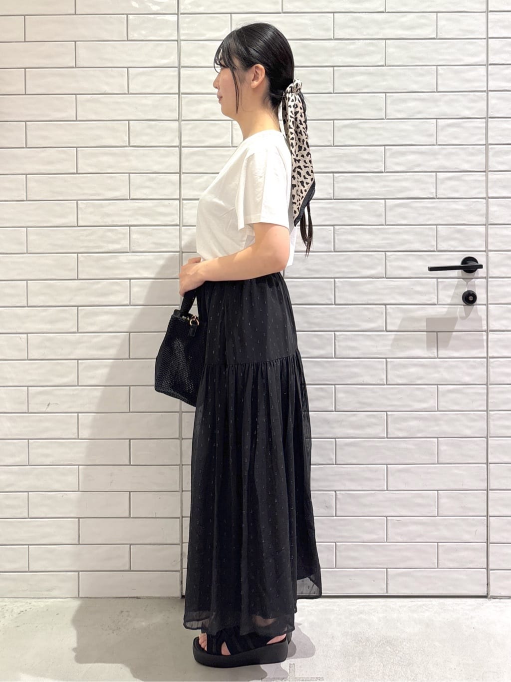 ayumiさんの「OPAQUE.CLIP｜メタリック刺繍ロゴTシャツ【接触冷感／洗濯機洗い可】」を使ったコーディネート