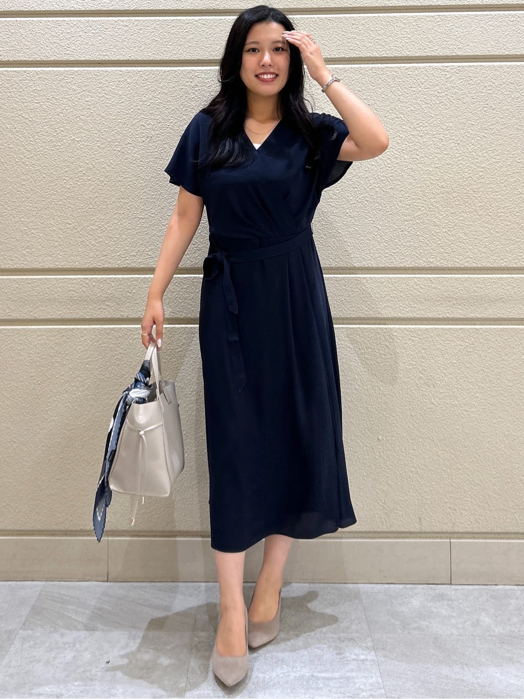 Momokaさんの「COUP DE CHANCE｜【手洗い可／日本製】カシュクール風ワンピース」を使ったコーディネート