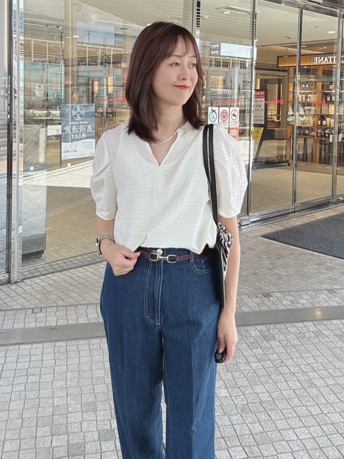 makiさんの「UNTITLED｜【吸水速乾/ストレッチ/Vネック】フォルムスリーブ ブラウス」を使ったコーディネート