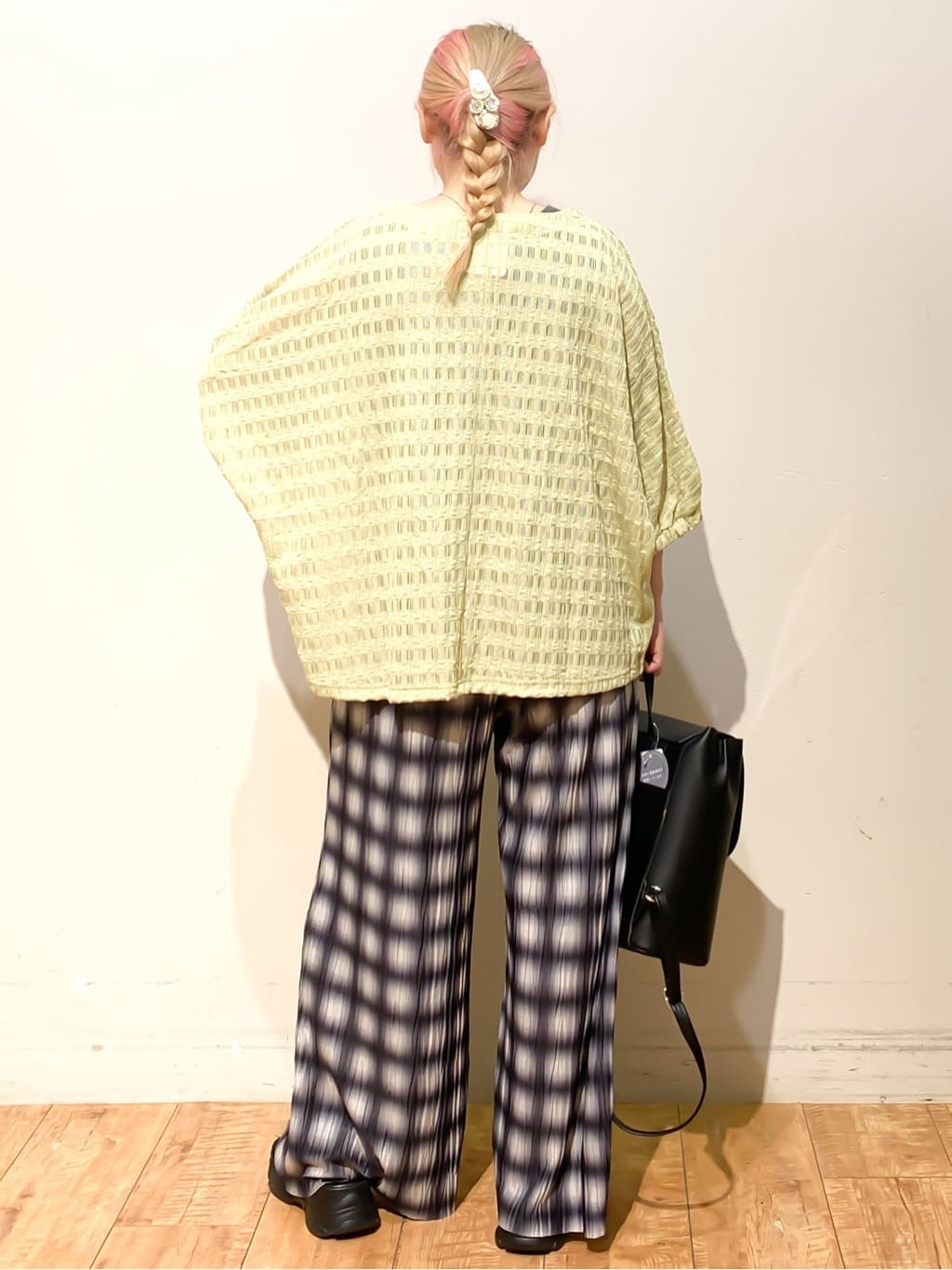 MEGさんの「SHOO･LA･RUE｜【S-LL】涼やかで好印象 シアーチェック ドルマントップス」を使ったコーディネート