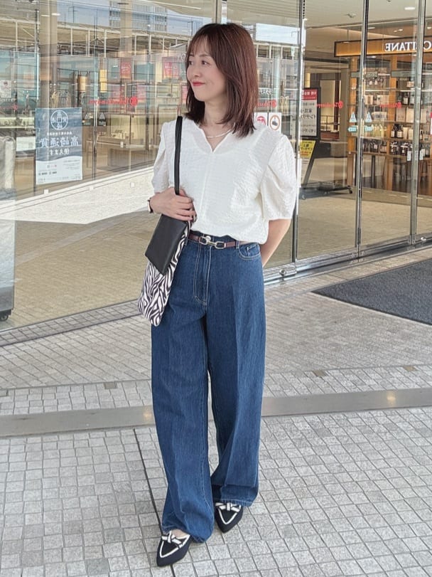 makiさんの「UNTITLED｜【吸水速乾/ストレッチ/Vネック】フォルムスリーブ ブラウス」を使ったコーディネート
