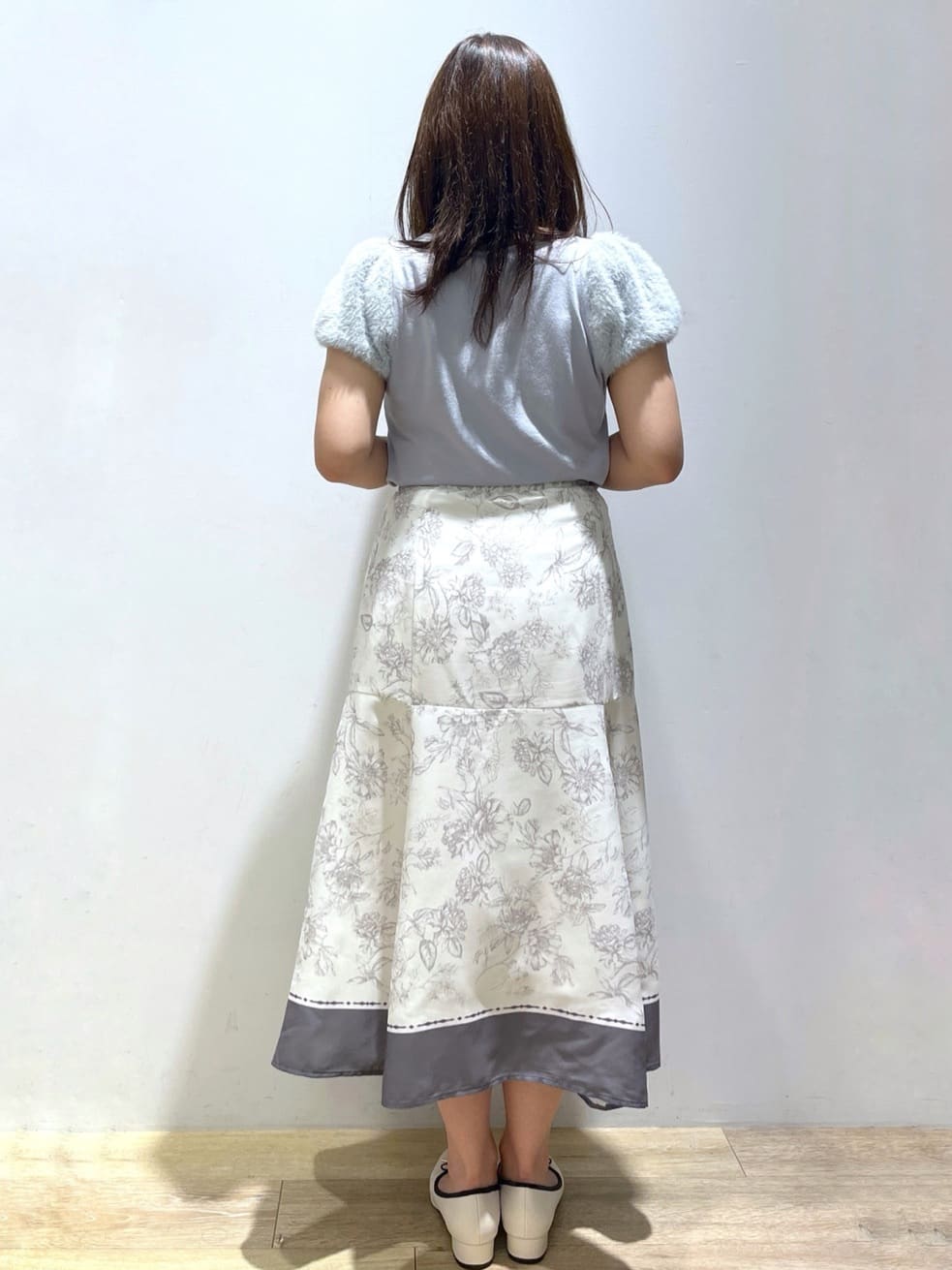 さやかさんの「index｜《6色展開》フェザーパフスリーブVネックニット【洗濯機洗い可】」を使ったコーディネート