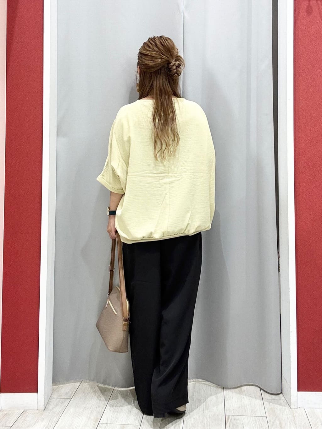 shioさんの「SHOO･LA･RUE｜【洗濯後しわになりにくい】さらっとタッチの 5分袖ドルマンブラウス」を使ったコーディネート