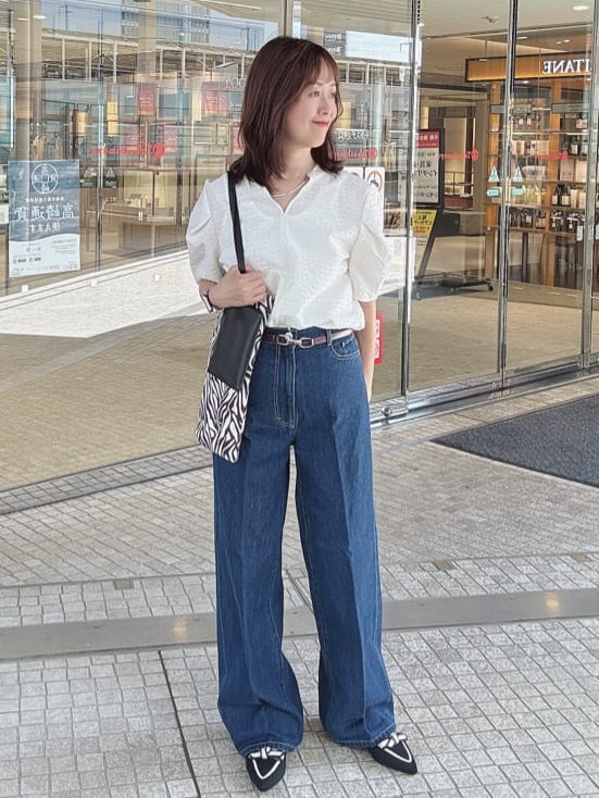 makiさんの「UNTITLED｜【吸水速乾/ストレッチ/Vネック】フォルムスリーブ ブラウス」を使ったコーディネート