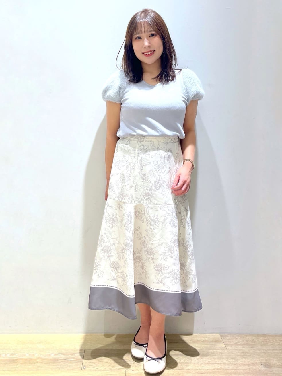 さやかさんの「index｜《6色展開》フェザーパフスリーブVネックニット【洗濯機洗い可】」を使ったコーディネート