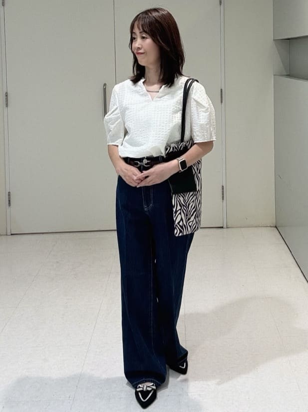 makiさんの「UNTITLED｜【吸水速乾/ストレッチ/Vネック】フォルムスリーブ ブラウス」を使ったコーディネート
