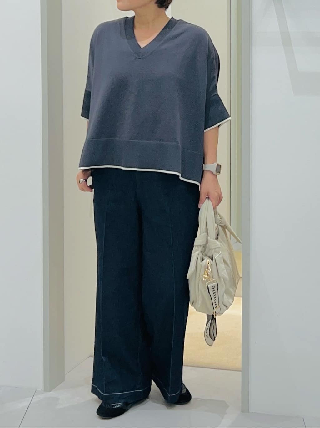 タナさんの「THE SHOP TK｜Vネックドルマンニット【毛玉になりにくい/洗濯機OK】」を使ったコーディネート