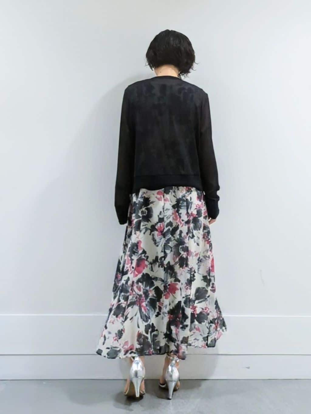 ミズタさんの「UNTITLED｜【シアー/エレガント/花柄/夏ワンピ】ペイントフラワーワンピース」を使ったコーディネート
