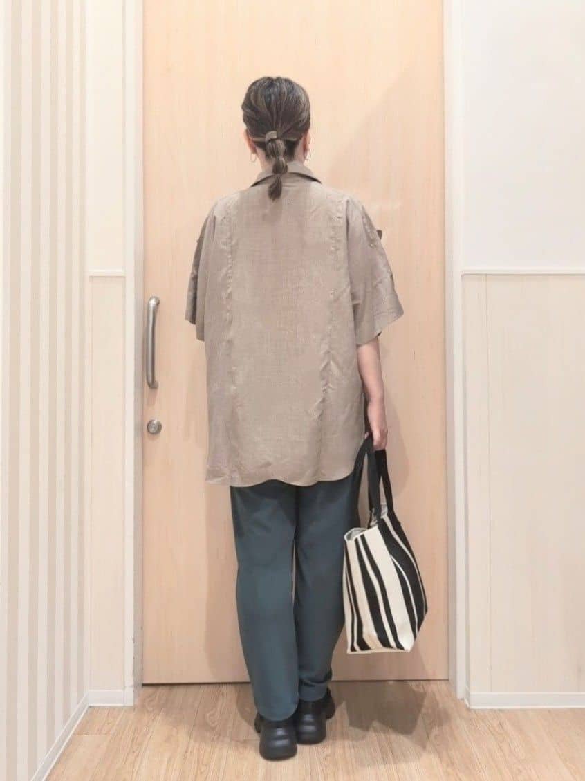 あさんの「SHOO･LA･RUE｜【洗える/S-LL】大きめのフリルが印象的 デザインブラウス」を使ったコーディネート