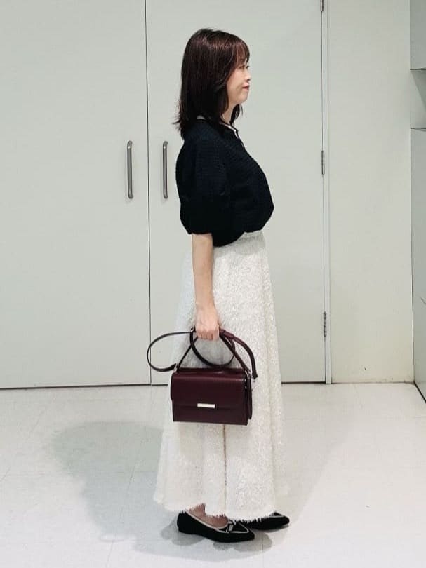 makiさんの「UNTITLED｜【吸水速乾/ストレッチ/Vネック】フォルムスリーブ ブラウス」を使ったコーディネート