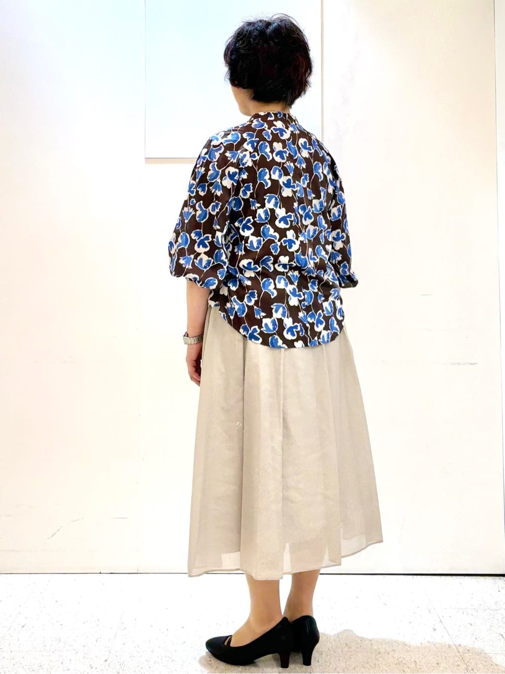ヤスコさんの「Reflect｜【ジャケットのインナーにおすすめ◎】花柄タックデザインブブラウス」を使ったコーディネート