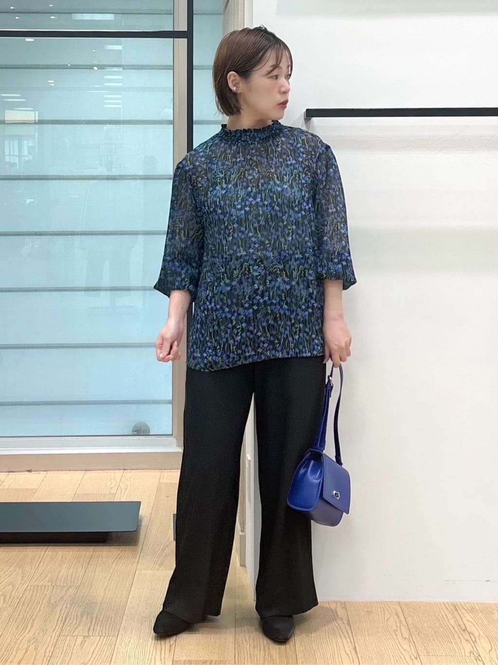 asamiさんの「INDIVI｜【秋映え柄/セットアップ可能】フラワーシフォンブラウス」を使ったコーディネート