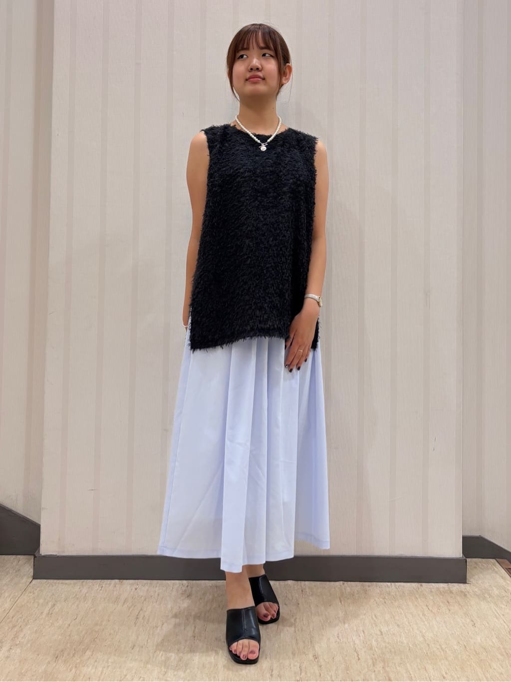 ちひさんの「INDIVI｜【クールエアー素材／UVケア／セットアップ可能】エアリーフレアパンツ」を使ったコーディネート