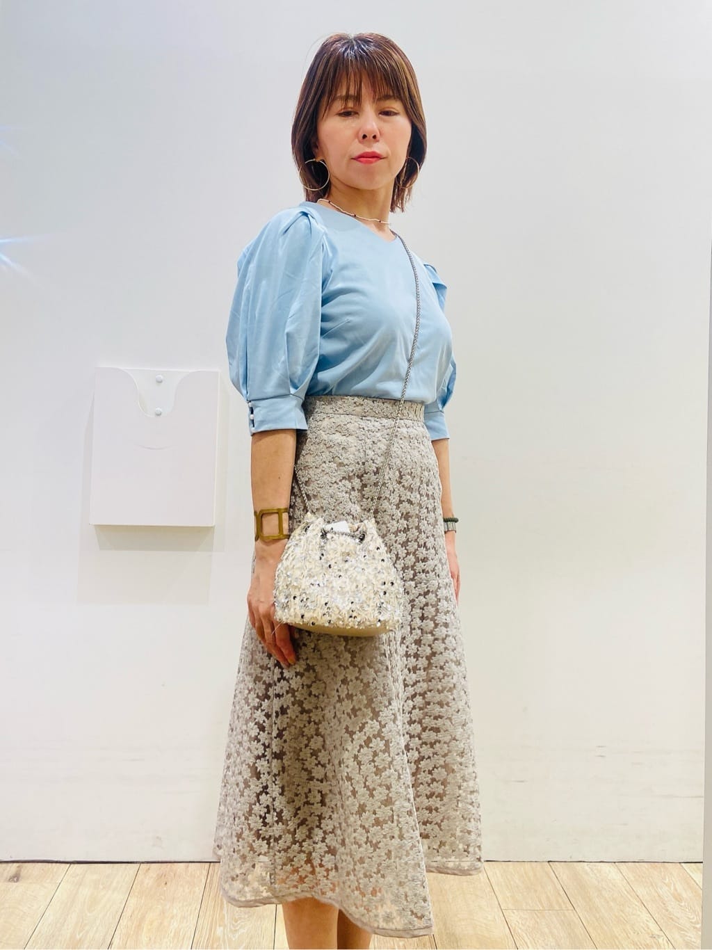 YUKOさんの「index｜《5色展開》Vネックタックパフスリーブトップス【洗濯機洗い可／UVケア／接触冷感】」を使ったコーディネート