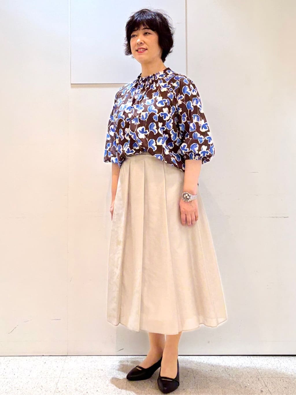 ヤスコさんの「Reflect｜【ジャケットのインナーにおすすめ◎】花柄タックデザインブブラウス」を使ったコーディネート