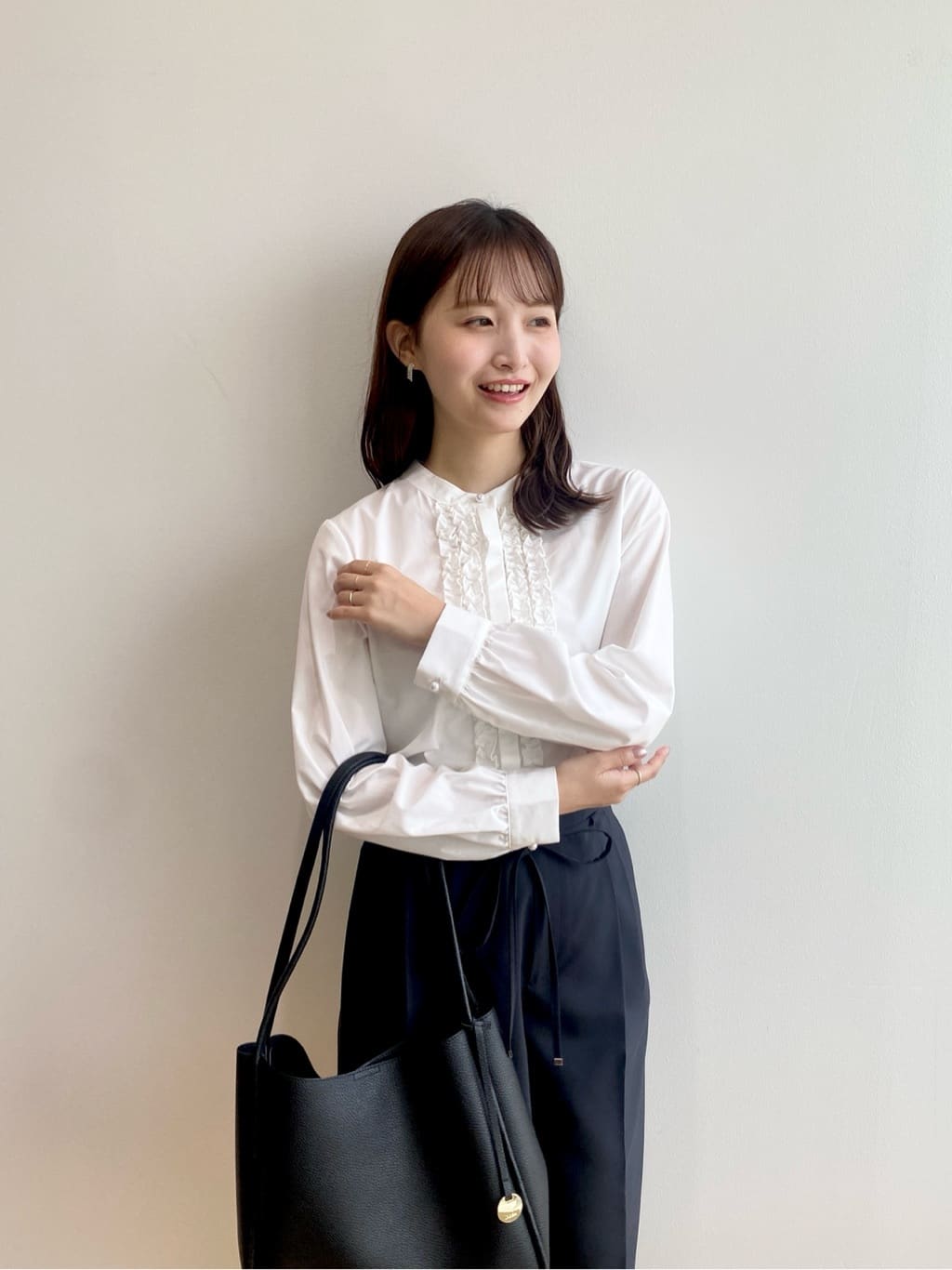 みさかさんの「index｜バンドカラーフリルブラウス【洗濯機OK／イージーアイロン／防シワ】」を使ったコーディネート
