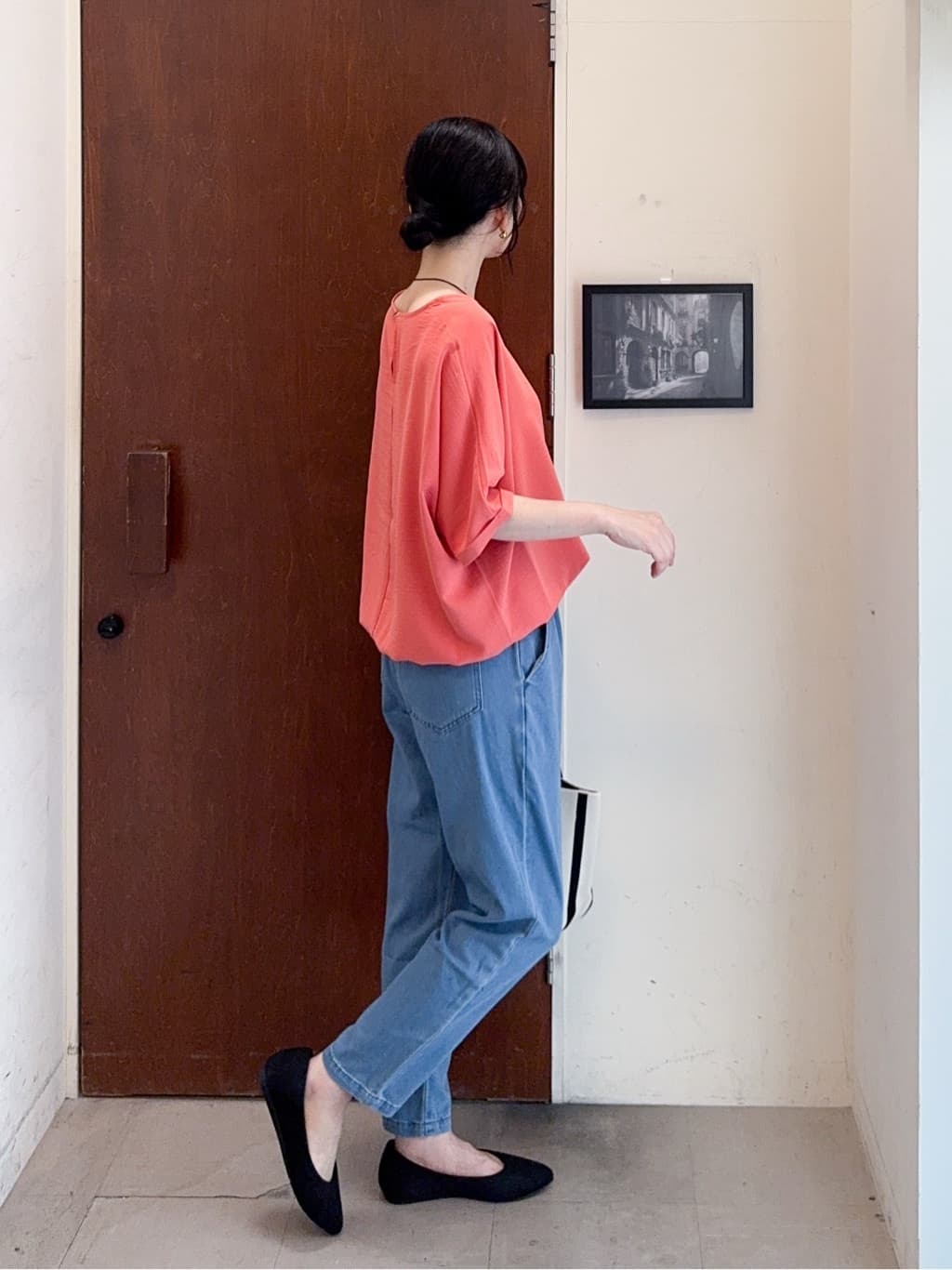 𝐇𝐢𝐫𝐨𝐦𝐢さんの「SHOO･LA･RUE｜【洗濯後しわになりにくい】さらっとタッチの 5分袖ドルマンブラウス」を使ったコーディネート