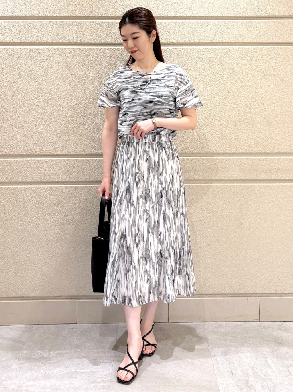 sakiさんの「COUP DE CHANCE｜【手洗い可／日本製】プリント柄ブラウス」を使ったコーディネート