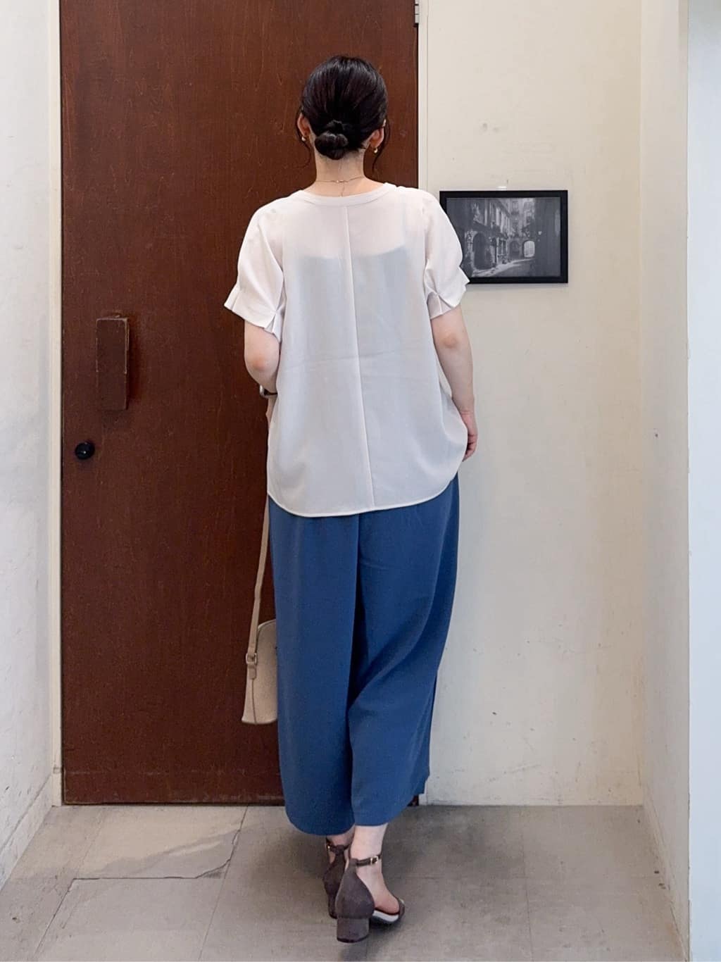 𝐇𝐢𝐫𝐨𝐦𝐢さんの「SHOO･LA･RUE｜【S-LL/セットアップ可/ひんやり】きちんと見えで上品 お袖タック スキッパーブラウス」を使ったコーディネート