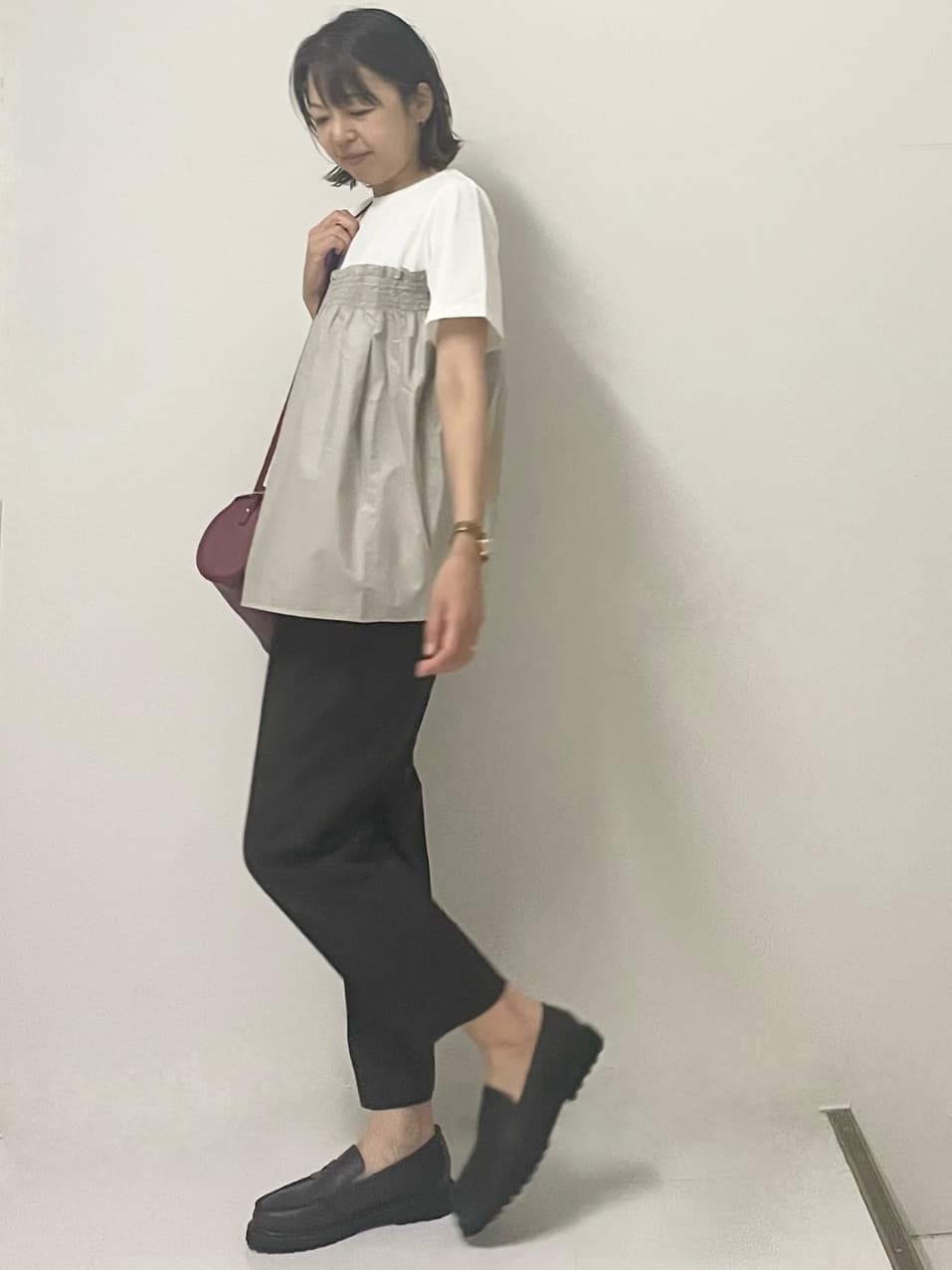 ISOさんの「Dessin｜【ウエストゴム・洗える】センターライン入りテーパードパンツ（XS～L）」を使ったコーディネート