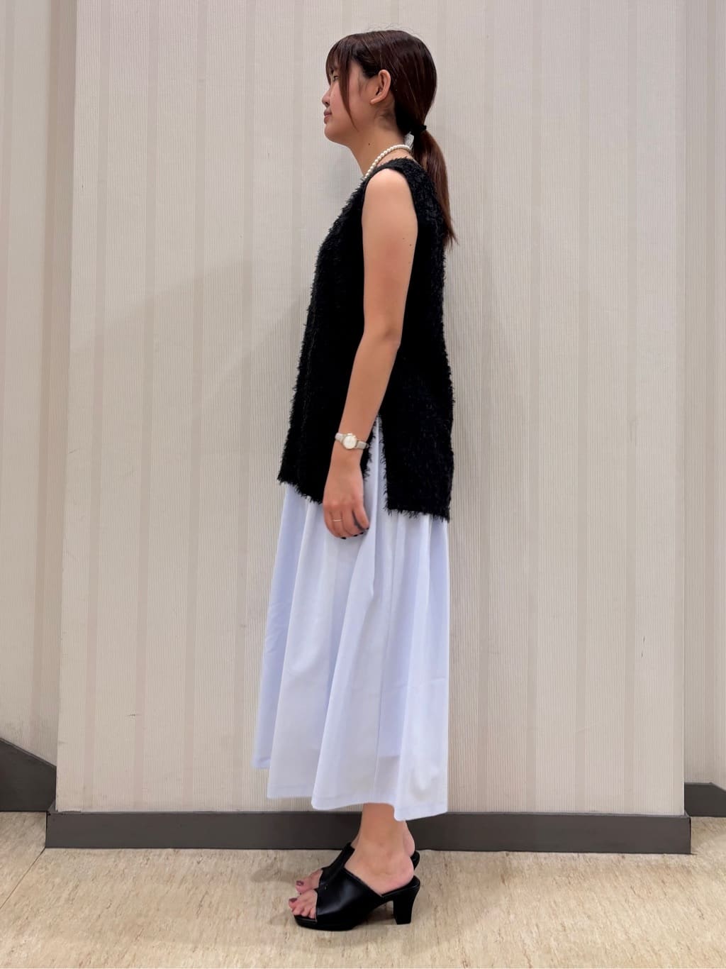 ちひさんの「INDIVI｜【クールエアー素材／UVケア／セットアップ可能】エアリーフレアパンツ」を使ったコーディネート