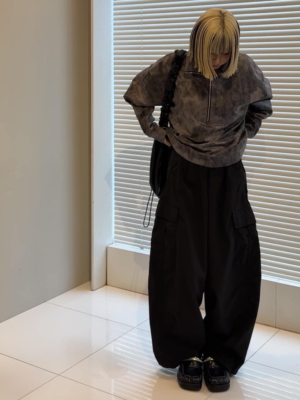 川本葵さんの「tk.TAKEO KIKUCHI｜ヴィンテージライクプリント ハーフジッププルオーバー」を使ったコーディネート