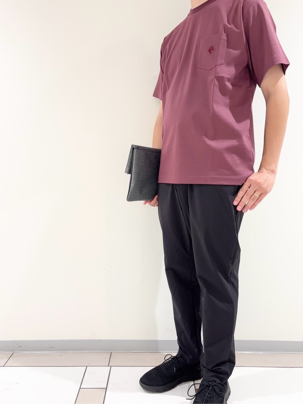 及川さんの「TAKEO KIKUCHI｜【COOL CITY WEAR】ワンポイント刺しゅう ポケットTシャツ /接触冷感」を使ったコーディネート