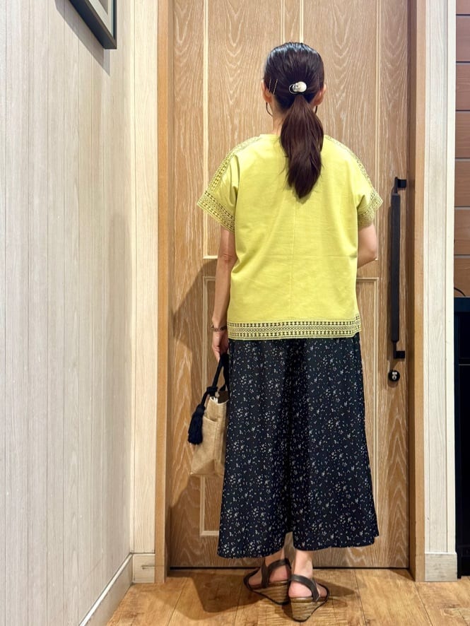 KAORIさんの「SHOO･LA･RUE｜【S-LL/裏地ひんやり】スカート見えで上品に マットサテンスカーチョ」を使ったコーディネート