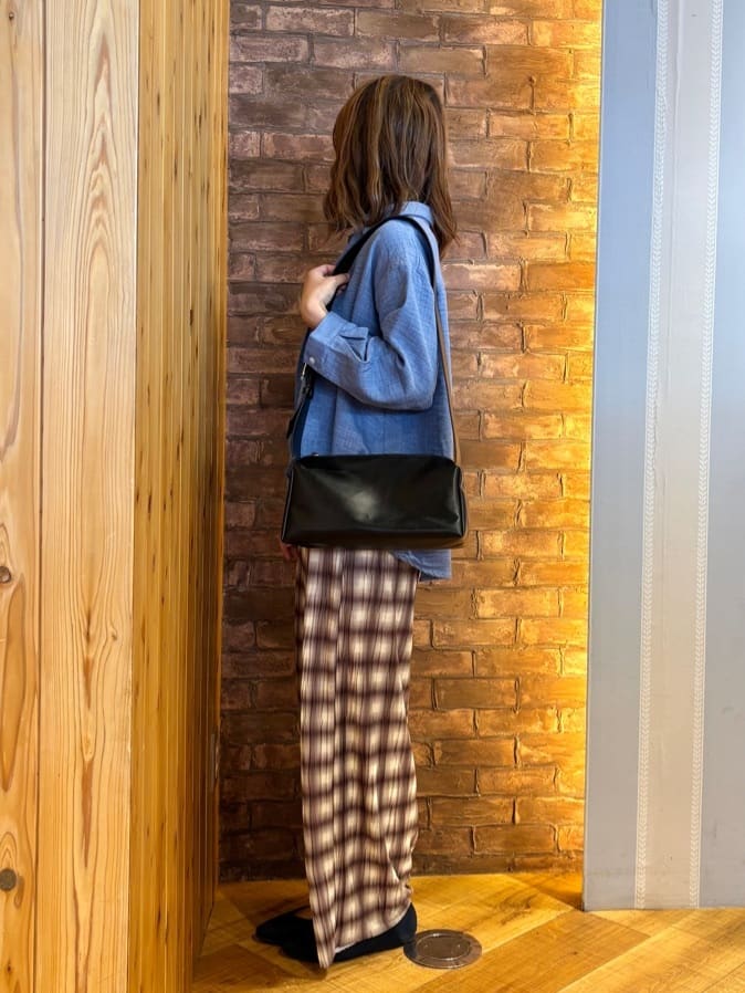 mieさんの「SHOO･LA･RUE｜【S-LL】インせず着られる デニムライク前開きブラウス」を使ったコーディネート