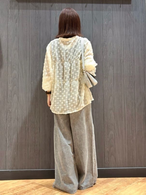 meiさんの「SHOO･LA･RUE｜華やかにさをプラスする シアードビー シャーリングブラウス」を使ったコーディネート