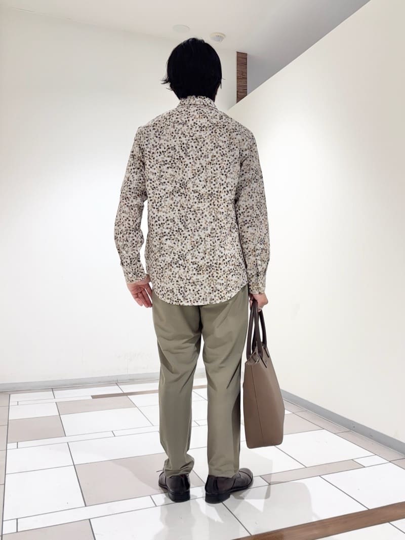 及川さんの「TAKEO KIKUCHI｜ストライプ小花 長袖シャツ」を使ったコーディネート