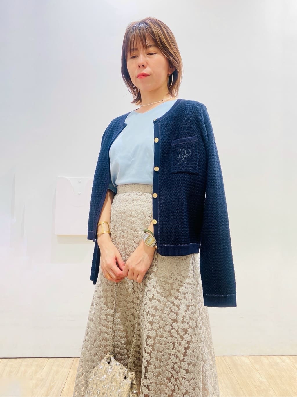 YUKOさんの「index｜ロゴ刺繍クルーカーディガン【洗濯機洗い可】」を使ったコーディネート