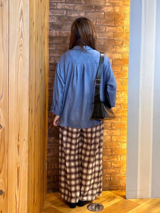 mieさんの「SHOO･LA･RUE｜【S-LL】インせず着られる デニムライク前開きブラウス」を使ったコーディネート