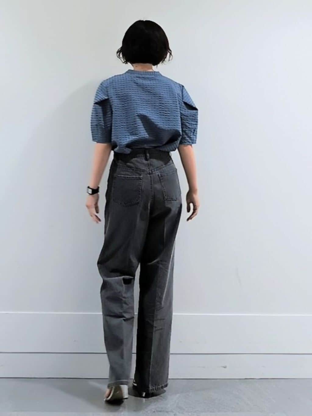 ミズタさんの「UNTITLED｜【吸水速乾/ストレッチ/Vネック】フォルムスリーブ ブラウス」を使ったコーディネート