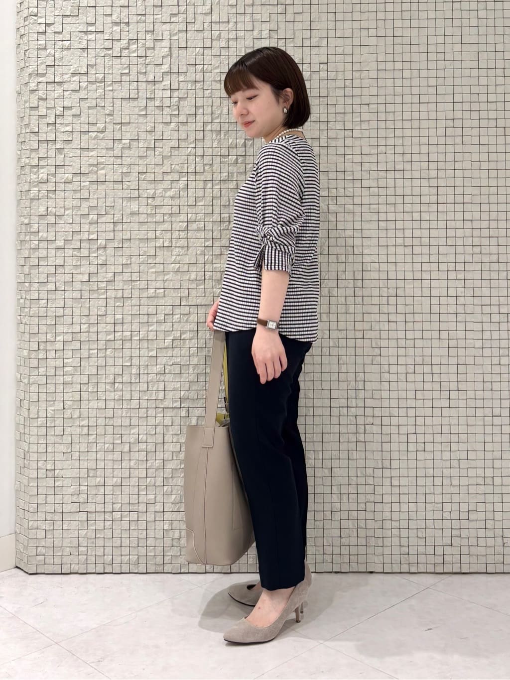 sakuさんの「INDIVI｜【定番スーツ／UVケア／洗える】ウール調タックテーパードパンツ」を使ったコーディネート