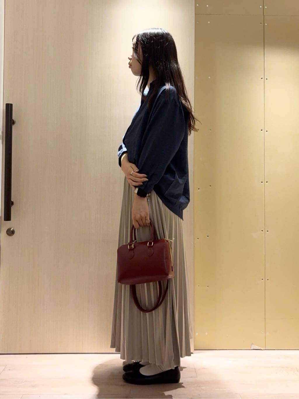 HaRuさんの「SHOO･LA･RUE｜【S-LL】インせず着られる デニムライク前開きブラウス」を使ったコーディネート