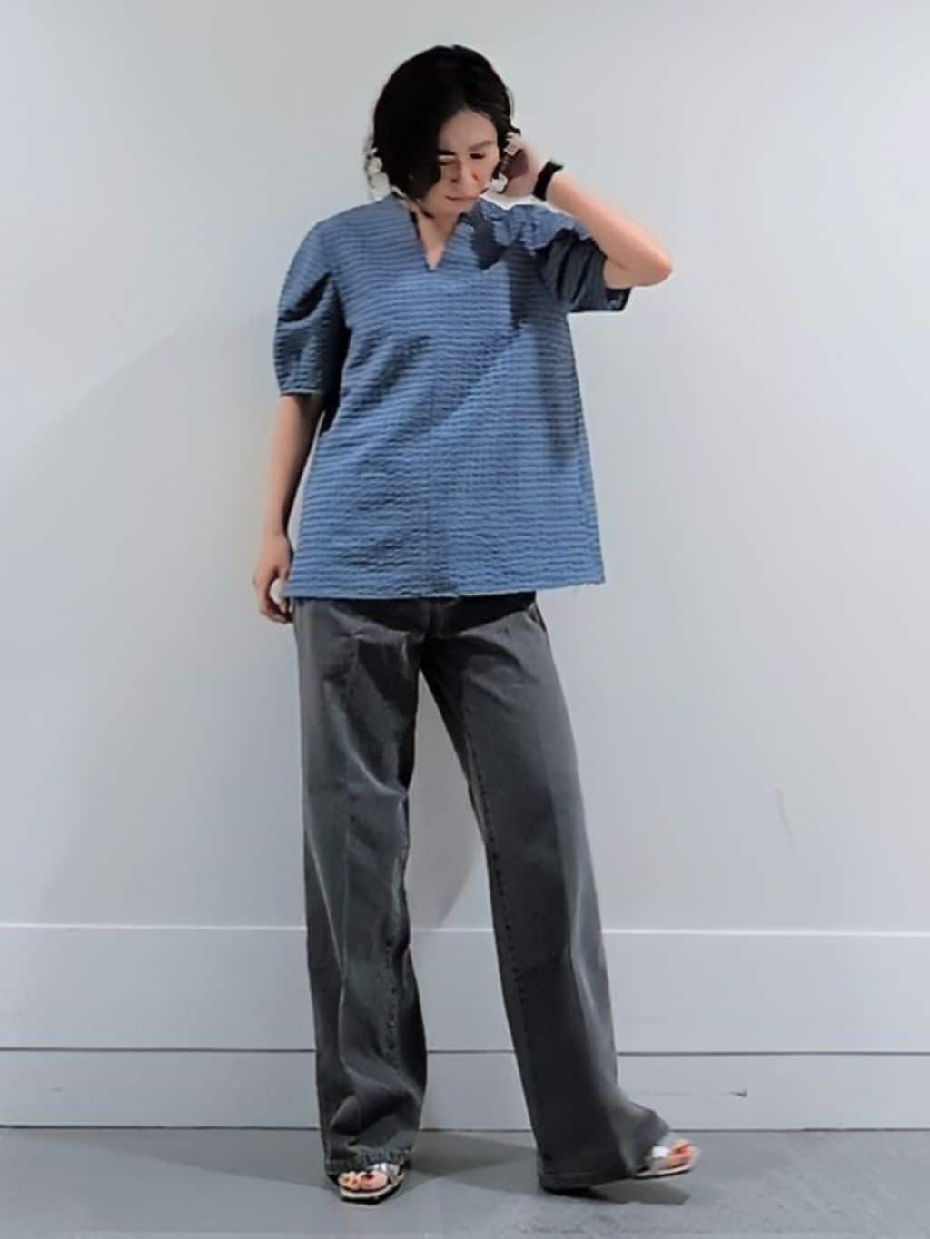 ミズタさんの「UNTITLED｜【吸水速乾/ストレッチ/Vネック】フォルムスリーブ ブラウス」を使ったコーディネート