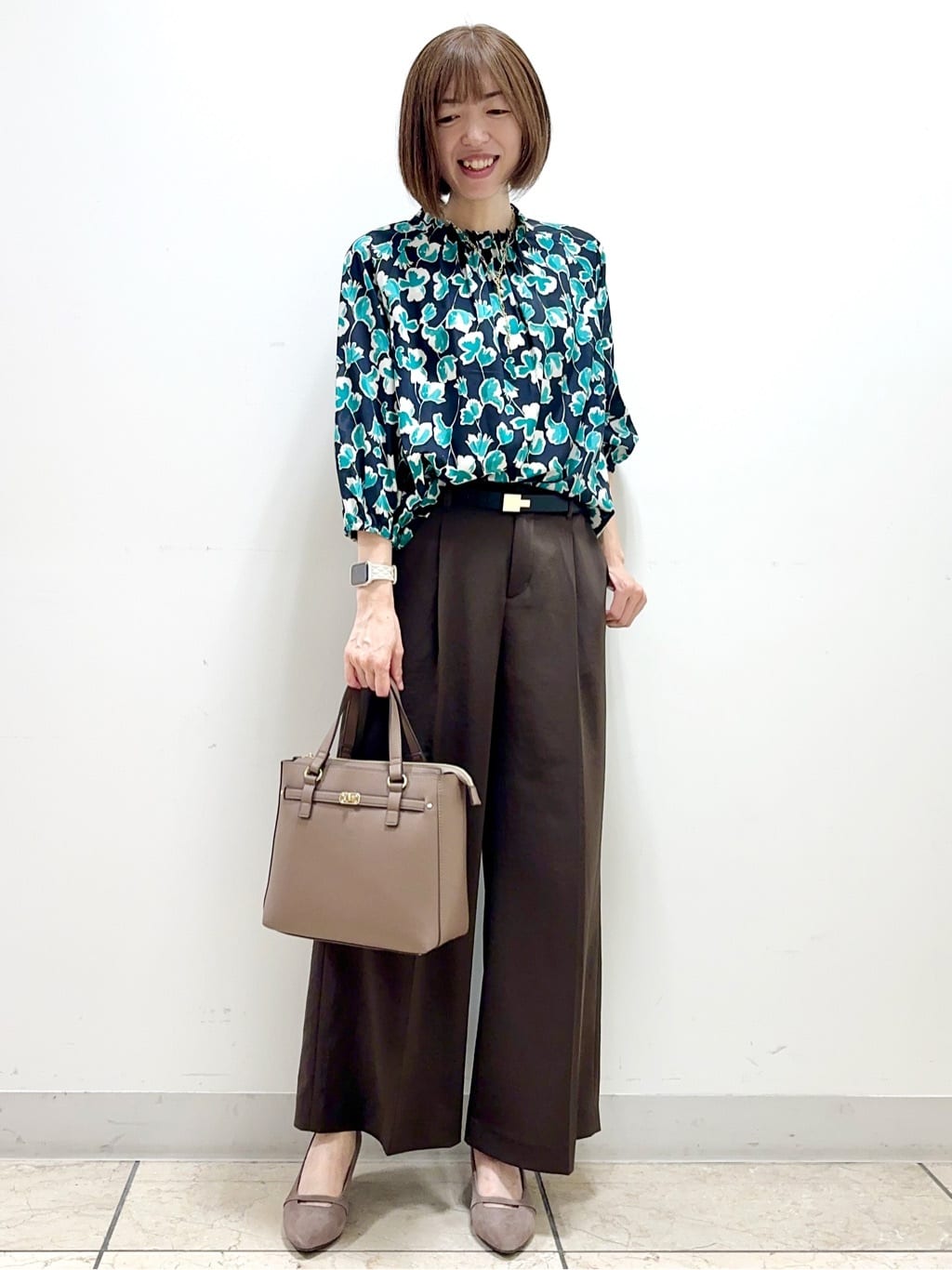 イト子さんの「Reflect｜【ジャケットのインナーにおすすめ◎】花柄タックデザインブブラウス」を使ったコーディネート