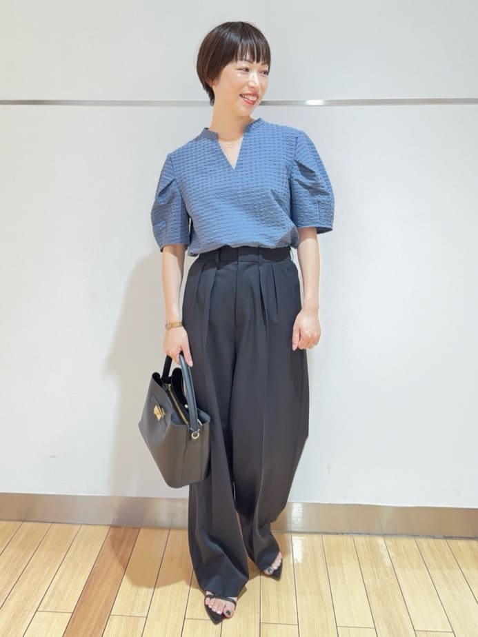 あやさんの「UNTITLED｜【吸水速乾/ストレッチ/Vネック】フォルムスリーブ ブラウス」を使ったコーディネート