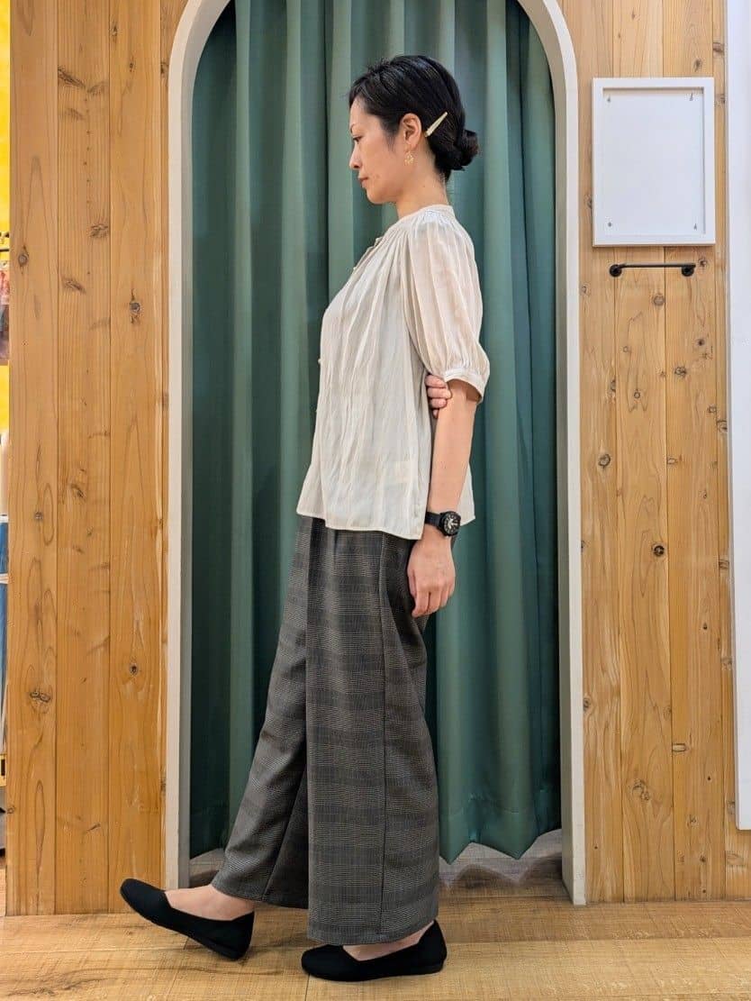 ショーコラさんの「SHOO･LA･RUE｜【洗える/S-LL】大人上品な印象のサテン5分袖ブラウス」を使ったコーディネート