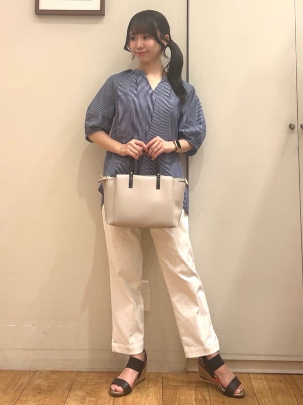 AIRIさんの「SHOO･LA･RUE｜【S-LL/洗濯後しわになりにくい】ランタンスリーブで女性らしく 5分袖スキッパーブラウス」を使ったコーディネート