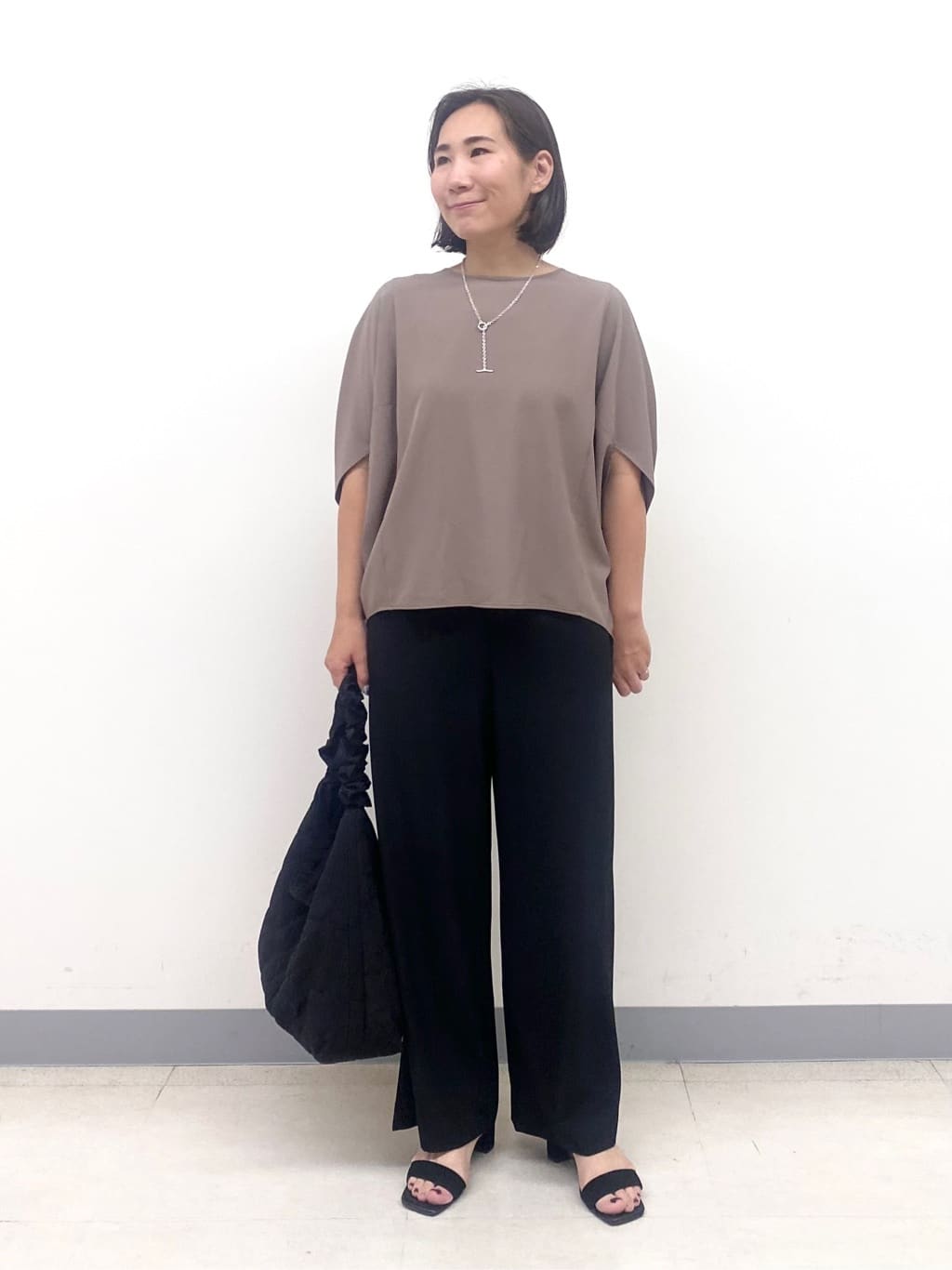 YUKARIさんの「INDIVI｜【通年活躍！／アンサンブル可能】クルーネックカーディガン」を使ったコーディネート