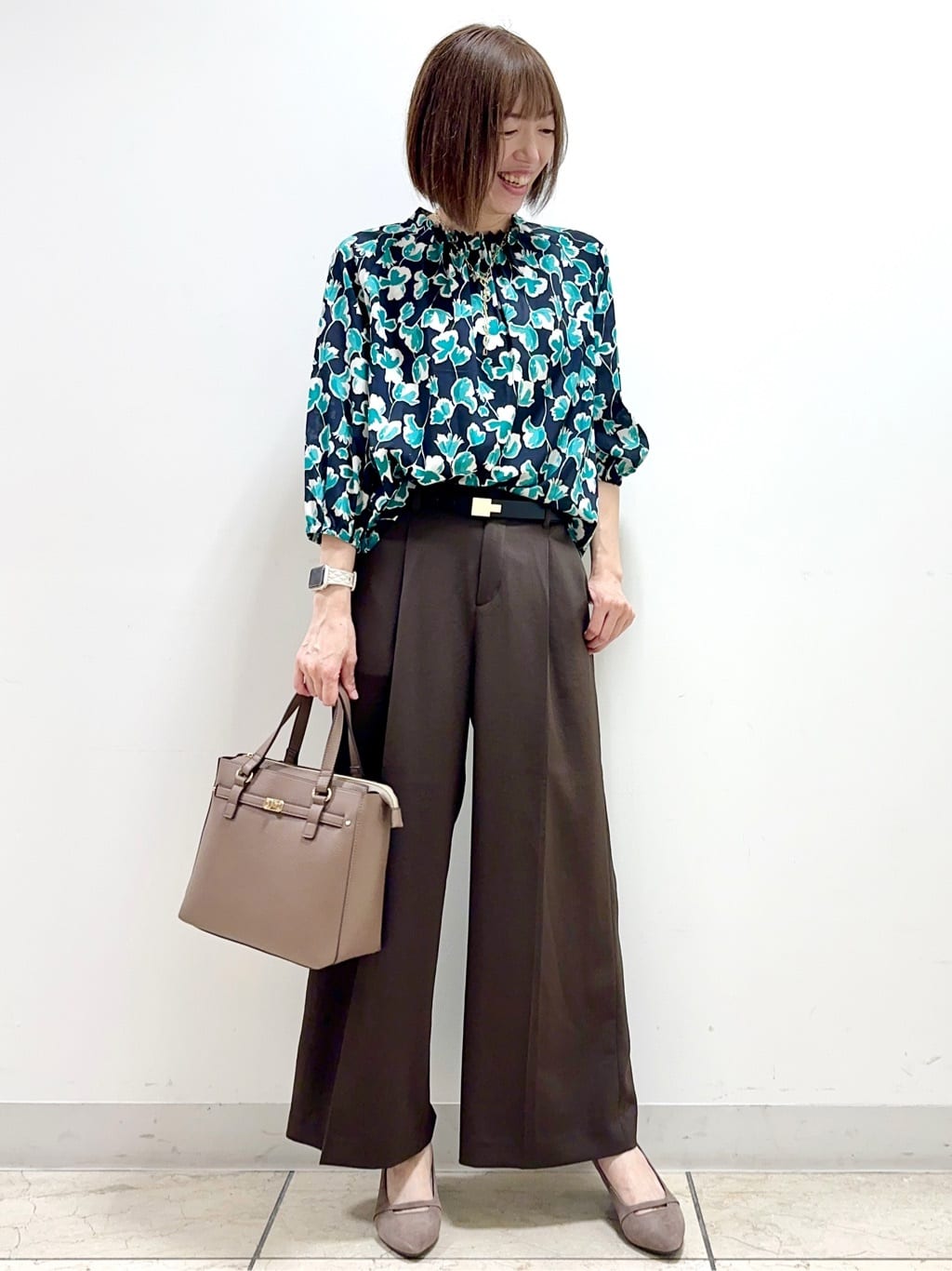 イト子さんの「Reflect｜【ジャケットのインナーにおすすめ◎】花柄タックデザインブブラウス」を使ったコーディネート