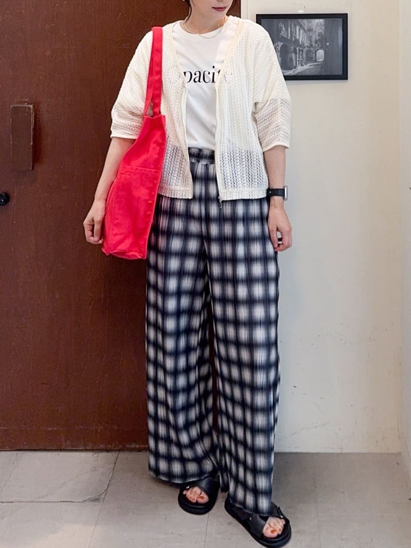 𝐇𝐢𝐫𝐨𝐦𝐢さんの「SHOO･LA･RUE｜【洗える/S-LL】季節の変わり目に 透かし柄が涼やか ジップブルゾン」を使ったコーディネート